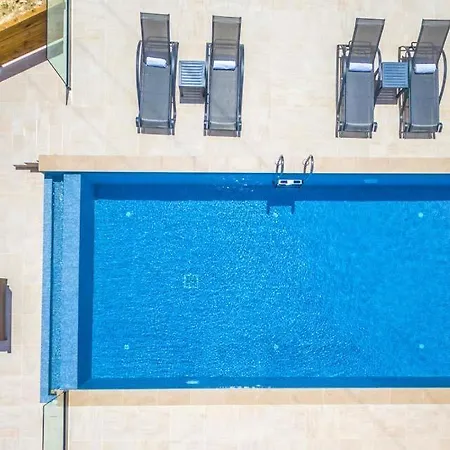 Villa Sleeps 4 Pool Air Con Wifi