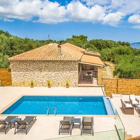 Sleeps 4 Pool Air Con Wifi *