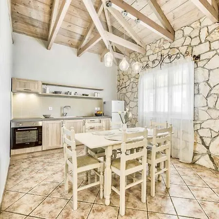 Sleeps 4 Pool Air Con Wifi *