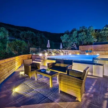 Sleeps 4 Pool Air Con Wifi