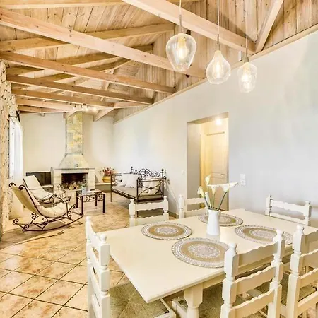 Sleeps 4 Pool Air Con Wifi Marathiás