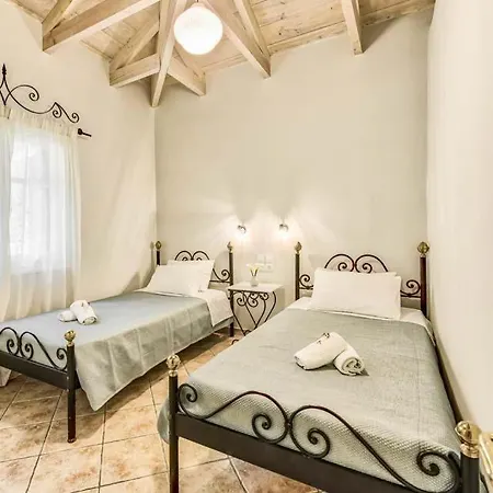 Sleeps 4 Pool Air Con Wifi