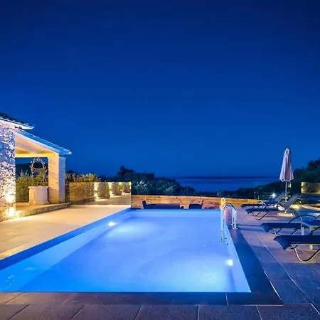 Sleeps 4 Pool Air Con Wifi *